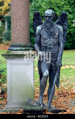 Statue représentant l'ange de la mort / vieux père Temps / Grim Reaper avec scythe et hourglass au cimetière en automne Banque D'Images