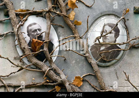 Photos anciennes de mari et femme sur oublié envahi par de graves / tombeau recouvert de lierre de cimetière en automne Banque D'Images