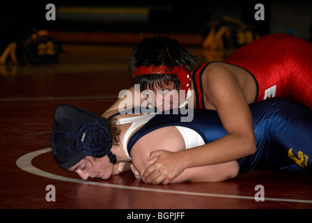 High school wrestling entre un garçon et une fille (avec chapeau) à Silver Spring, MD USA....(la fille a gagné) Banque D'Images