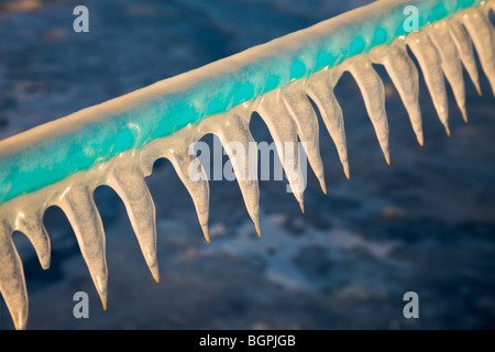 Icycles sur le garde-fou Banque D'Images