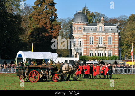 Les chasseurs avec cors de chasse / bugles et panier avec le jeu pendant la commémoration de Saint Hubert / Saint Hubertus, Belgique Banque D'Images