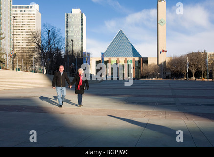 Happy couple Churchill Square, Edmonton, Alberta, Canada Banque D'Images