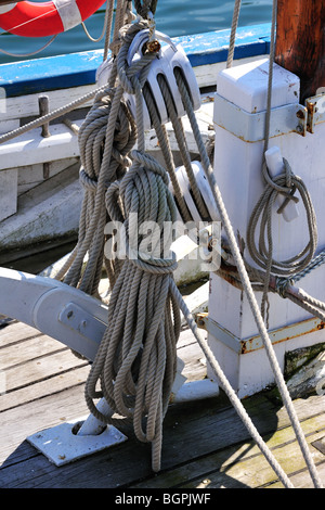 Cordes à bord d'un voilier, Bretagne, France Banque D'Images