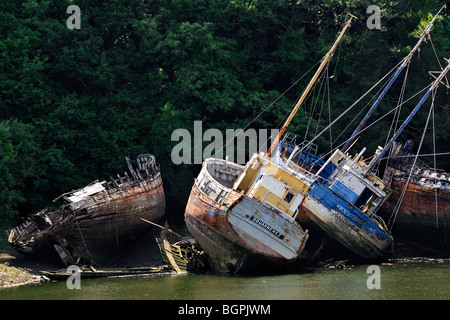 Bateaux de pêche échoués dans le port de Douarnenez, Bretagne, France Banque D'Images