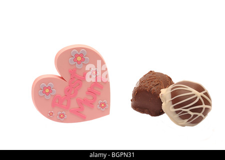 Fête des mères en forme de coeur badge montrant les meilleurs MOM sur fond blanc avec deux chocolats, idéal pour carte de souhaits Banque D'Images