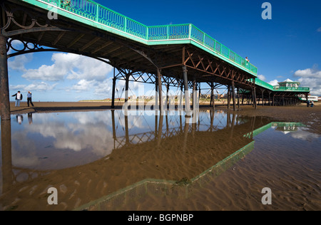 St Anne's pier reflétée dans un bassin à marée basse Banque D'Images