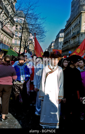 Paris, France, Street Scene, les adolescents chinois français en costumes traditionnels défilant dans le 'nouvel an chinois' Carnival vacances fun Banque D'Images