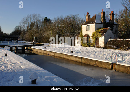 Grand Union Canal à Hatton Verrouillage du fond en hiver avec la neige, Warwickshire, England, UK Banque D'Images