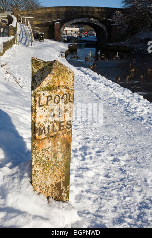 Mile marker dans la neige sur le canal à Leeds et Liverpool Adlington Banque D'Images