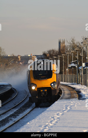 Cross-Country arriva Voyager train dans Warwick Parkway station en hiver avec la neige, UK Banque D'Images