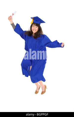 Un Asian teenage en bleu graduation gown et souriant et en sautant de joie. Elle est sur un fond blanc. Banque D'Images