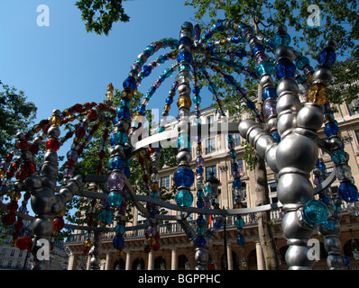 Kiosque des Noctambules (kiosque de la nuit, des échassiers), entrée de la station de métro Palais Royal à la Place Colette. Paris. France Banque D'Images