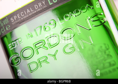 Gordons Dry Gin bouteille d'alcool en verre vert Banque D'Images