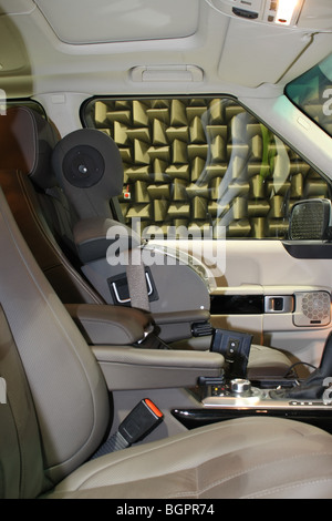 Tête acoustique dans une Range Rover dans la plus grande de Jaguar Land Rover le semi-chambres anéchoïdes à Gaydon Banque D'Images