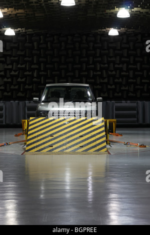 Range Rover dans les plus grandes de Jaguar Land Rover le semi-chambres anéchoïdes à Gaydon Banque D'Images