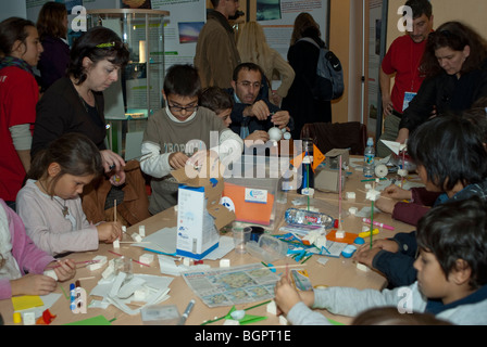 Paris, France, enfants travaillant avec l'artisanat lors d'événements publics, Fête de la Science, École Banque D'Images