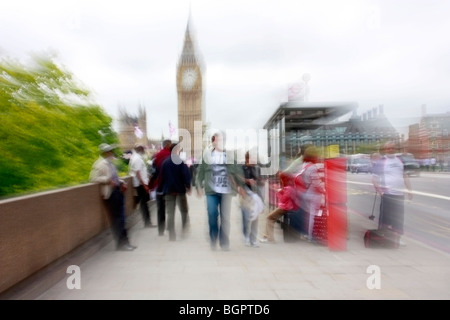 Les gens sur le pont de Westminster, Londres à proximité d'un arrêt de bus, avec Big Ben en arrière-plan. Banque D'Images