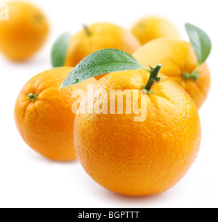 Oranges mûres avec des feuilles sur fond blanc Banque D'Images