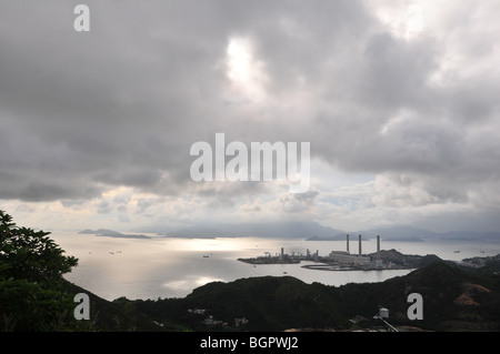 Silhouette photo de Lamma Power Station et la mer de Chine du Sud, depuis les hauteurs de Ling Kok Shan, l'île de Lamma, Hong Kong Banque D'Images