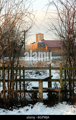 La neige a couvert stile Gillespie Park la réserve naturelle locale à Finsbury Park, à Londres England UK Highbury Banque D'Images