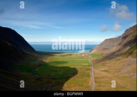 Petit village dans une vallée en pleine mer, îles Lofoten, Norvège du Nord Banque D'Images