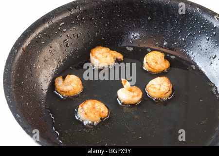 Six crevettes fraîches à la poêle dans l'huile d'olive dans la poêle Banque D'Images