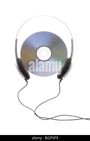 Image conceptuelle de casque et CD sur fond blanc Banque D'Images