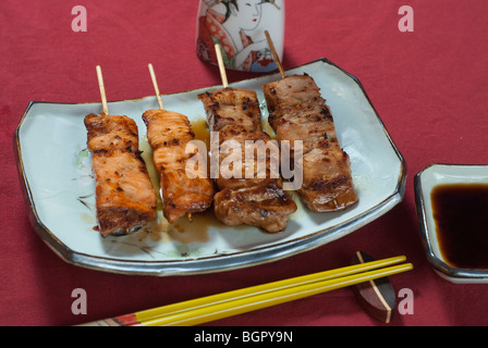 Assortiment Barbecue japonais nourriture sur une plaque, Yakitori Table Setting Banque D'Images