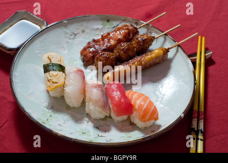 La nourriture japonaise, barbecue et assortiment de sushis ,sur une plaque blanche, le Yakitori Banque D'Images