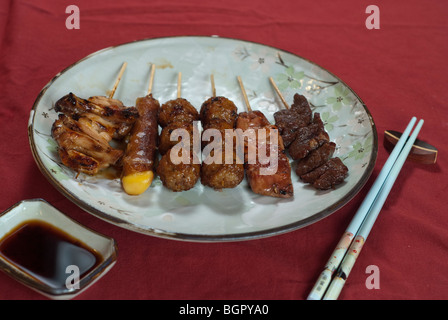 ,La nourriture japonaise, barbecue Assortiment Yakitori une assiette Banque D'Images