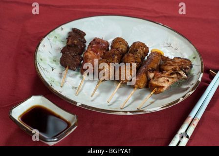 La nourriture japonaise, barbecue grillé , assortiment de nourriture sur Stick, Yakitori Plaque Banque D'Images