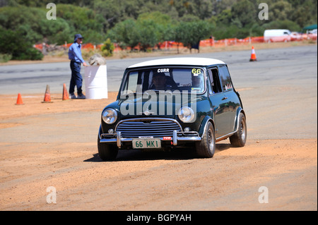 1966 Mk 1 Mini Cooper S en classique British Racing Green Banque D'Images