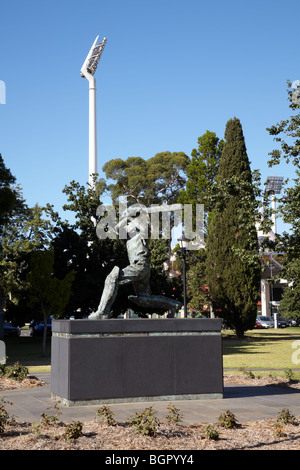 Statue de Sir Donald Bradman en Pennigton Gardens hors du côté de l'Adelaide Oval, Adélaïde, Australie Banque D'Images