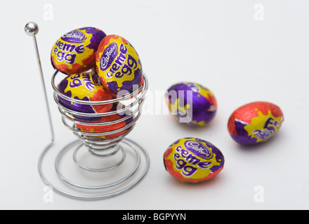 Mini Cadbury Creme Oeufs dans un coquetier. Photo par James Boardman Banque D'Images