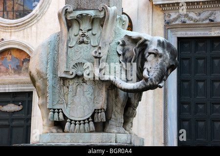 Pulcino della Minerva sculpture éléphant dans la Piazza Minerva, Rome, Italie Banque D'Images