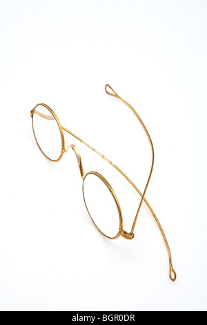 Cerclée d'or spectacles antiques sur fond blanc Banque D'Images