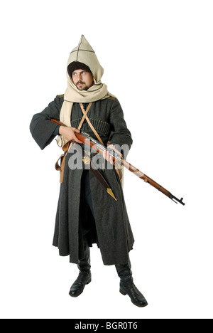 L'homme en costume d'époque de cosaques russes avec carabine. Banque D'Images