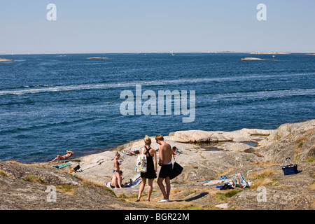 Les personnes qui ont le soleil sur les rochers Banque D'Images