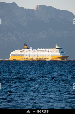 Un ferry de Corsica Ferries à Golfo Aranci. Banque D'Images