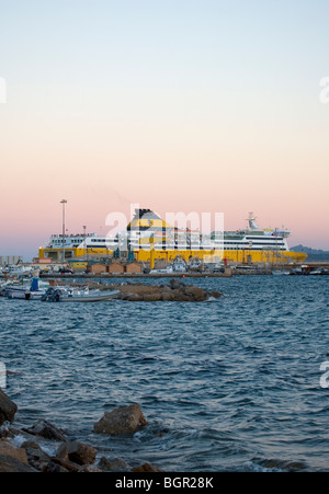 Un ferry de Corsica Ferries à Golfo Aranci. Banque D'Images