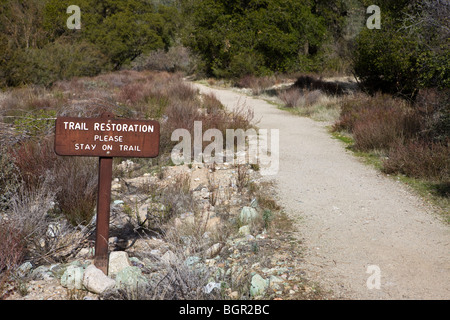 Signer le long de l'ancienne piste de pinacles qui lit 'Trail Restauration Veuillez restez sur le sentier', Pinnacles National Monument Banque D'Images