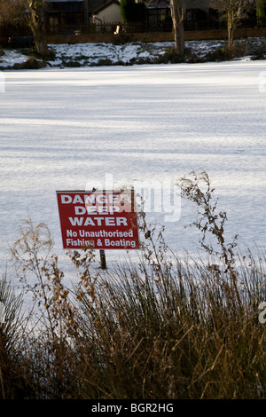 Danger, signe d'eau profonde sur la glace d'un tarn. Banque D'Images