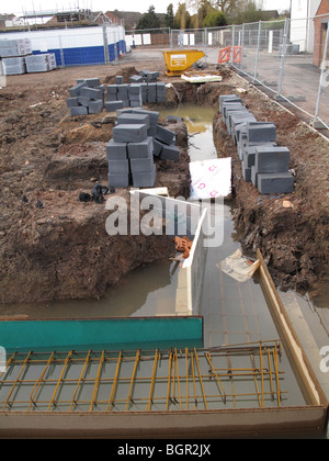 Fondations inondées sur un chantier de construction au Royaume-Uni. Banque D'Images