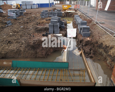 Fondations inondées sur un chantier de construction au Royaume-Uni. Banque D'Images