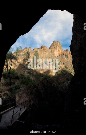 Pour quitter l'affichage tunnel hauts sommets rock formations sur la piste du tunnel, Pinnacles National Monument, Californie Banque D'Images