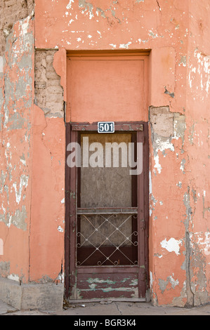 Un vieux bâtiment adobe falls en ruine au centre-ville de Carrizozo, Nouveau Mexique. Banque D'Images