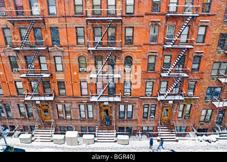 Appartement immeuble immeubles de New York pendant une tempête de l'hiver. Banque D'Images