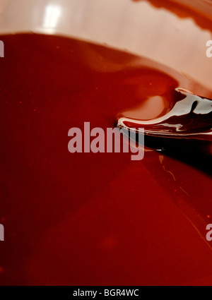 Le chocolat fondu avec cuillère à mélange Banque D'Images