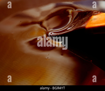 Le chocolat fondu avec cuillère à mélange Banque D'Images