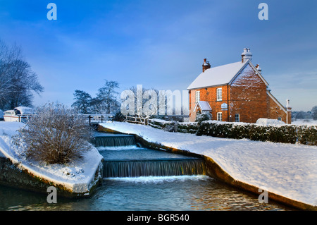 Hiver neige Hiver Chalet RIVIÈRE SURREY aube sur Papercourt et verrouillage de la serrure keepers cottage sur la rivière Wey après de récentes chutes de neige , Surrey England UK Banque D'Images